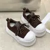 Tenis blancos de plataforma, de tamaño pequeño, que aumentan la altura, para mujer, nuevo estilo 2026, con punta en forma de concha, suela gruesa y un diseño lindo y extragrande, adecuados para uso casual y deportivo.