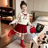 Conjunto de duas peças de roupa infantil Aekyung para meninas, outono e inverno, suéter cardigan de tricô bordado com cavalinho e saia curta plissada, estilo coreano