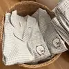 Pijama Popular para Pareja de Primavera y Otoño: Cárdigan de Algodón Nube Estampado Bordado con Cuello Solapa para Mujer, Dulce Conjunto de Ropa de Casa para Hombre