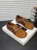 Sandálias Birkenstock estilo Maillard com biqueira falsa para mulheres, nova coleção outono 2026, apresentando patchwork de camurça, tiras com fivela dupla e um design plano, retrô e casual.