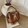Bolsa Saco Transfronteiriça Feminina de Luxo Retrô com Alça de Ombro e Transversal Outono e Inverno 2025 Bolsa de Mão Versátil Estilo Coreano de Nicho