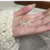 Anillo Abierto Simple de Tres Flores Europeo y Americano, Lujo Accesible Diseño de Nicho Anillo para el Dedo Índice, Joyería de Mano Trendy y Versátil para Mujeres