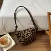 Bolso de felpa transfronterizo para mujer invierno 2026 estampado de leopardo estilo nuevo moderno versátil de un solo hombro axila bandolera bolso de viajero bolsa de albóndiga