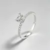 Anillo de Plata de Ley S925 con Moissanita Corte Princesa de Cuatro Garras, Estilo Europeo y Americano de Venta Caliente Transfronteriza, Anillo de Boda de Moda de Lujo Ligero para Mujer