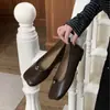 Zapatos planos bajos minimalistas de estilo coreano para mujer, nuevo modelo 2026, zapatos para ir al trabajo con decoración metálica, mocasines tipo abuela