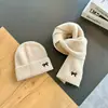 Conjunto de cachecol e gorro quentes de outono e inverno para crianças, cachecol liso com bordado de laço, gorro de tricô à prova de vento para meninos e meninas