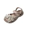 Zuecos Mary Jane Súper Elegantes para Niñas 2026 Verano Nuevos Sandalias de Exterior para Niños Zapatos de Playa Estilo Ballet Modernos