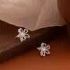 Brincos de Flor com Zircônia Vazada Exquisitos, Simples e Elegantes Presilhas para Orelha Perfurada Novos Brincos 2025 Adequados para o Verão