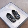Zapatos de cuero tallado vintage estilo británico para niñas, doble hebilla con velcro, zapatos pequeños de cuero de punta redonda, zapatos brogue Birkenstock