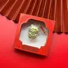 Llavero de oveja mini con patrón de logo corporativo personalizado "Yiqianhua" con detalles dorados, Colgante para teléfono del Año de la Oveja para promoción de eventos