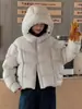 Jaqueta de Penas de Pato Brancas Feminina 2026 Inverno Novo Estilo Coreano Redutora de Idade com Capuz Feminina Tamanho Pequeno Acolchoada Quente Outerwear