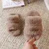 Pantufas de lã cruzadas pai-filho 2024 mãe e filha novos outono e inverno casa quente lã forrada grossa antiderrapante bebê algodão pantufas