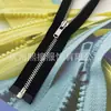 En stock Ykk No.. Cremallera Negra de Tela Abierta de Oro Blanco Brillante, 3 Tipos de Estilos de Deslizador para Chaquetas de Plumas, Tres Estilos de Deslizador Disponibles