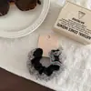 Scrunchie estilo coreano com retalhos de malha, estampa de leopardo, bolinhas e tecido floral, camada dupla com bordas franzidas, criando uma vibe suave e elegante