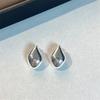 Pendientes pequeños de gota metálica con diseño europeo y americano, de plata 925, chapados en cobre y oro auténtico de 18 quilates, con diseño de viento frío.
