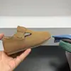 Outono 2026 Novo Sapato Infantil Retro Birkenstock de Camurça com Solado Macio Estilo Coreano Sapatos Casuais de Couro para Meninas com Fivela de Metal