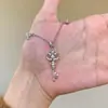 Novo Estilo Colar Chave Flor de Íris para Mulheres, Corrente para Clavícula com um Toque de Luxo Leve, Nicho, High-End, Design Simples, Moderno e Versátil