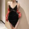 Elegante camisón de terciopelo con ribete de encaje, un camisón para casa con un ambiente incorporado, camisón tipo camisola sexy