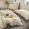 Juego de cama de cuatro piezas con estampado de algodón lavado, triangular, con rayas grises y agujas, de algodón clase A, para madres y bebés, funda de edredón y ropa de cama