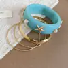 Pulsera Circular con Forma de Concha de Resina y Metal Chapado en Oro Ámbar, con un Toque de Lujo Ligero y de Alta Gama, Accesorio de Mano Simple y de Moda