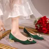 Zapatos de salón de satén de seda, zapatos de boda verdes, zapatos de novia, zapatos de vestir estilo chino Xiuhe con botones de perlas, punta fina, tacón alto grueso