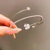 Pulsera Abierta de Tres Capas Flor de Perla y Circonita Cúbica Estilo Coreano Moda Exquisita Versátil Sentido del Diseño Joyería de Mano de Nicho para Mujeres