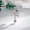 Arete con moño y campana: Exquisito lazo totalmente incrustado de diamantes con una pequeña campana, joyería para piercing con varilla de aleación de titanio