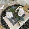 [Material de flor blanca] Arreglo floral de hortensia, rosa, flor de pasto escarchado con decoración de material de hoja de niebla de techo de pasto, flor de simulación para boda