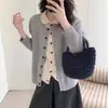 ¡Súper Reductor de Edad! Elegante Conjunto Estilo Año Nuevo con Solapa Suave y Lazo, Cárdigan Tejido Dulce de Bloques de Color, Aspecto de Dos Piezas