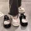 Chinelos fechados respiráveis vazados 2026 verão uso externo doce feminino fofo Hello Kitty sandálias de sola grossa para mulheres