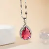 Colar de Gema Colorida Estilo Banquete Gota d'Água para Mulheres Pingente de Pera com Diamantes Inteiros Fabricante de Joias de Nicho de Alto Padrão Venda por Atacado Personalizada