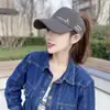 Gorra de Béisbol Bordada con Letras 2026 Nueva para Mujer, Gorra Versátil de Moda Primavera y Verano que se Puede Atar en una Cola de Caballo, Hace que la Cara Parezca Más Pequeña, Gorro de Parte Superior Abierta
