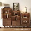 Cristaleira vintage na cor nogueira com portas de vidro arqueadas e múltiplas gavetas, adequada para sala de estar ou escritório, para guardar livros e itens decorativos
