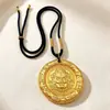 Pingente de cobre com acabamento imitação ouro areia, finamente gravado com um design de Qilin e Deus da Riqueza Amarelo, tamanho grande, pingente redondo sólido e impressionante para corrente de suéter, atacado