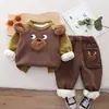 Roupas Infantis para Meninos Outono e Inverno Conjunto de Duas Peças Espessado com Pelúcia Nova Roupa de Bebê Moletom Quente para Bebê Conjunto de Roupas de Inverno