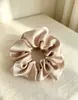 Goma de pelo tipo scrunchie con tacto satinado para mujer, accesorio versátil para moño con un toque de lujo ligero de alta gama que ilumina el cutis
