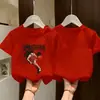 2026 Verão Novo Desenho Animado Estampa de Letras Camiseta de Manga Curta Infantil Meninos Tamanho Médio e Pequeno Tendência Legal Moda Camiseta de Meia Manga Top