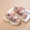 Sapatos Infantis Meninas Primavera 2025 Novo Estilo Tênis Respiráveis para Meninas Crianças Médias e Grandes Leves para Corrida Leves e Modernos