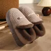 Pantuflas de algodón con tacón 2026 Pantuflas de interior de invierno para el hogar suela engrosada cálidas para el hogar impermeables zapatos de algodón mujer invierno hombre mujer
