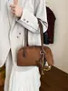 Bolso de mano versátil retro nuevo de principios de otoño Yuezhi, bolso de hombro moderno, bolso de axila para mujer simple y texturizado para el trabajo