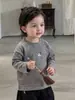 Conjunto infantil de otoño e invierno: Chamarra acolchada con capucha, estilo casual, con diseño tridimensional de peces, y pantalón a juego de pierna curva - un conjunto de tres piezas para niños pequeños