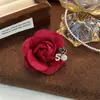 Broche de Camélia Pequeno e Perfumado de Novo Estilo, Alto Padrão, Suave e Doce, Acessórios Elegantes Retro Franceses para Ternos e Casacos