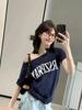 Camiseta Estampada Meia Manga Off-Shoulder com Ombros Assimétricos, Camiseta de Manga Curta 100% Algodão para Mulheres, Ombro Caído Único, Estilo Europeu e Americano Maillard