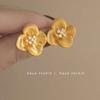 Pendientes de metal mate con diseño de flor y diamante para mujer, sencillos, dulces, exquisitos, a la moda, elegantes, combinables con todo.