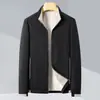 Chaqueta casual y elegante para hombre para primavera y otoño, con cuello alto, tejido de seda proteica de doble capa para una sensación suave y propiedades antiestáticas, lo que la convierte en una prenda versátil y moderna.