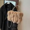 Bolso de mano de felpa de alta gama para mujer, bandolera de hombro con cadena de alta calidad, estilo socialité, para otoño e invierno, 2023
