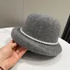 Atacado 25 Anos de Outono e Inverno Novo Tiro Real Chapéu de Bacia Chapéu de Pescador Elegante Francês Pérola Chapéu Coco Pequeno Chapéu de Balde com Borda Enrolada