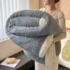 Manta de lana de cordero, engrosada para invierno, manta de forro polar de coral para siestas, calidez de oficina, manta cubierta de sofá de forro polar de leche para una persona