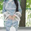 Vestido Qipao Invierno Azul Estilo Chino Nuevo con Cuello de Felpa, Forro de Polar, Cálido, Estilo Elegante, Mangas Estilo Corte, Vestido de Longitud Media con Abertura