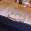 Pulseira de Zircônia Europeia e Americana Exquisita Mais Vendida para Mulheres Luxo Leve Nicho Geométrico de Alta Qualidade Joia de Mão para o Trabalho Venda Direta da Fábrica
